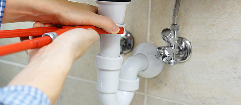Comment réparer une fuite d’eau dans une salle de bain ?