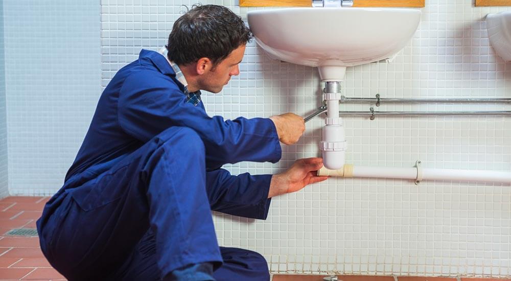 Comment réparer un tuyau de douche ?
