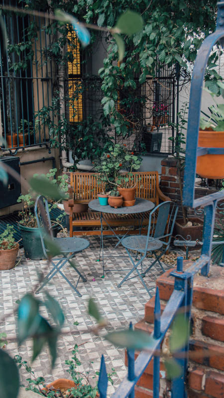 Terrasse avec mobilier en acier et tapis chaleureux