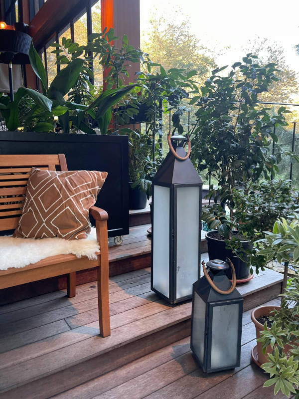Aménagement de terrasse extérieur : lumières, éclairage,  plantes vertes en pot