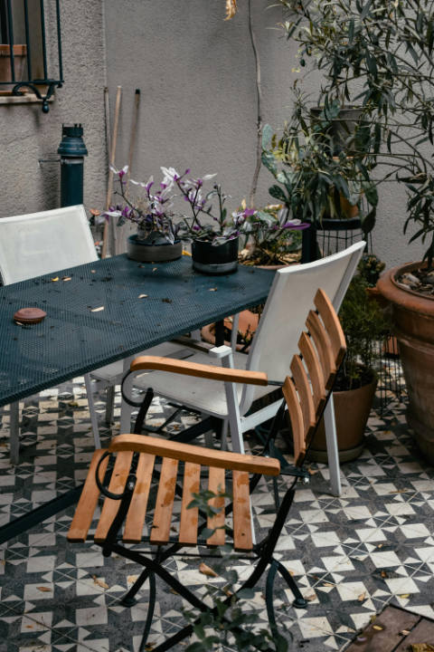 Terrasse aménager avec du mobilier en métal