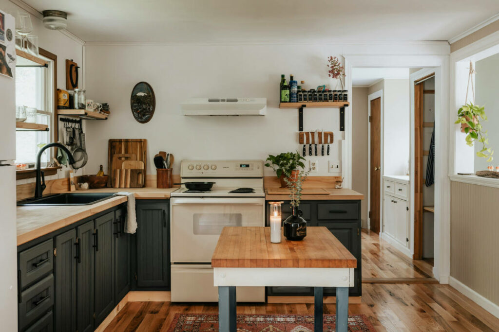 Cuisine moderne avec îlot central et plan de travail vernis