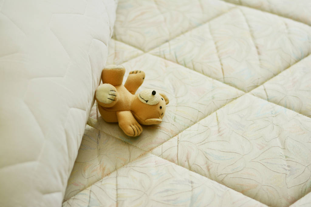 Petit ourson sur un matelas confortable