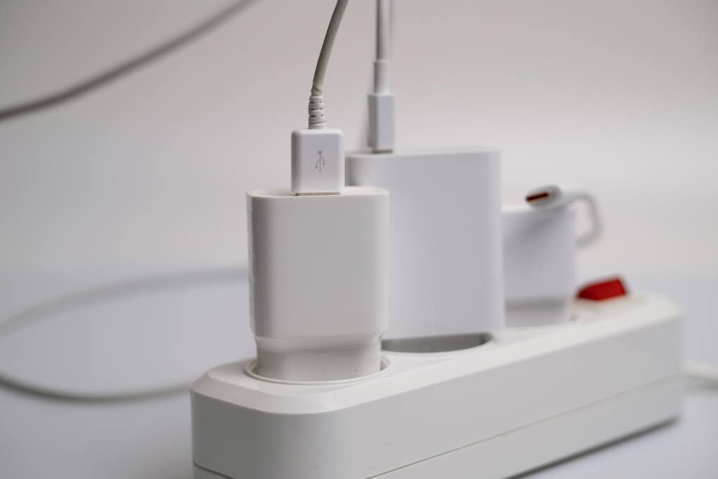 Chargeurs divers branchés sur une multiprise pendant un orage