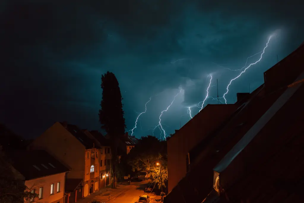 Vue nocturne d’un quartier résidentiel frappé par un orage électrique