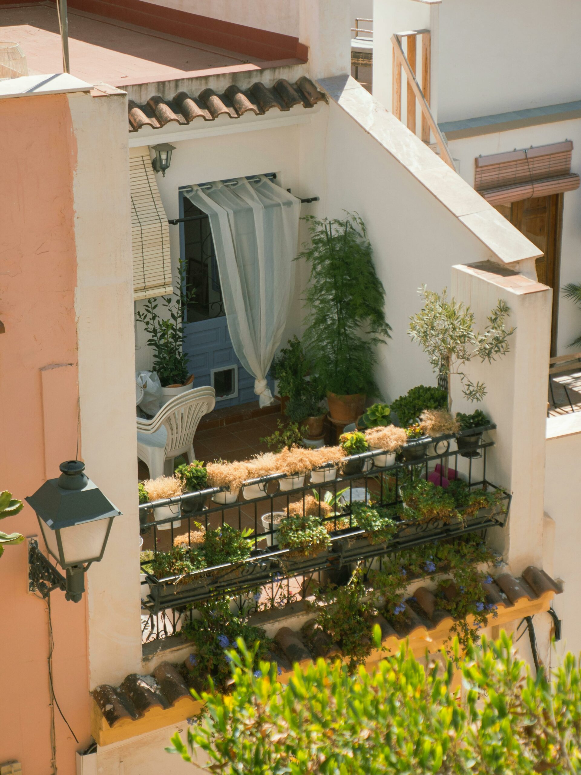 Balcon  avec coin détente avec jardinières et mobilier