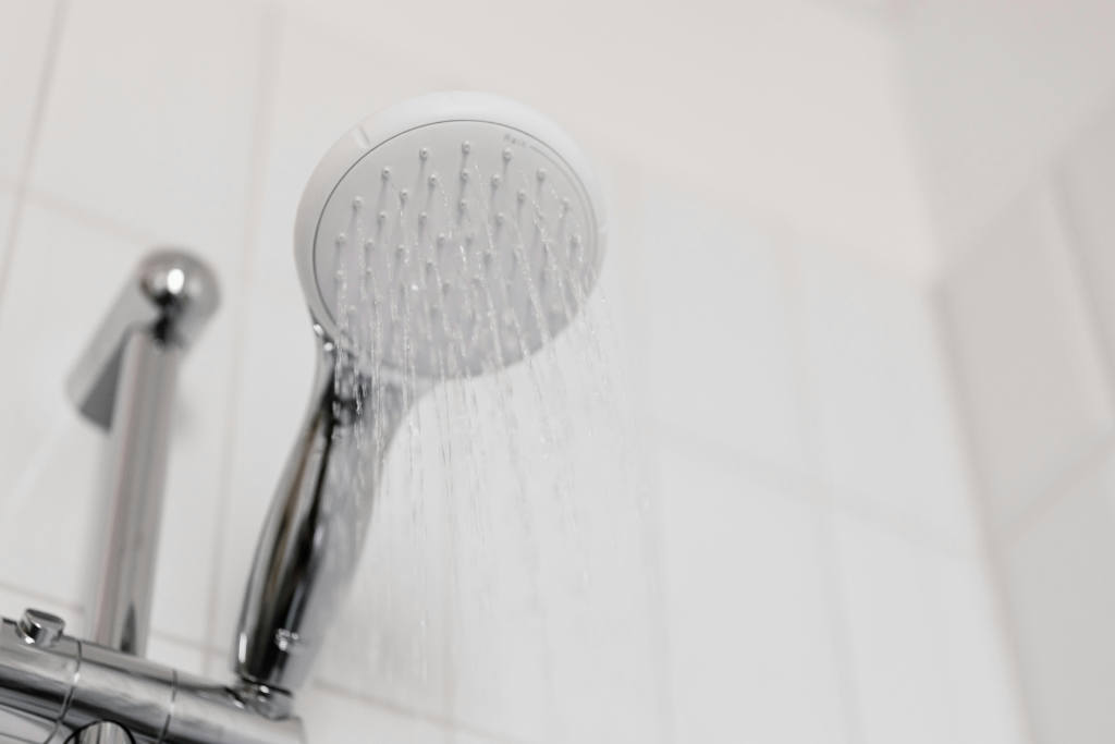 Pommeau de douche comme neuf après un détartrage complet 