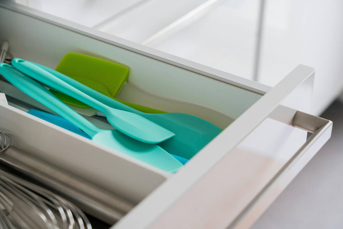 Comment organiser ses tiroirs de cuisine : couverts rangés dans un tiroir fin.