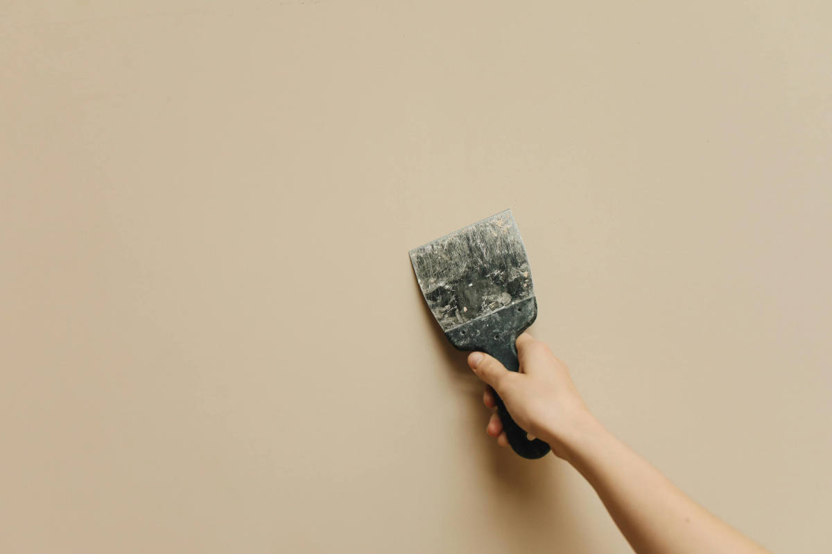 Reboucher un mur en placo : enduit de lissage