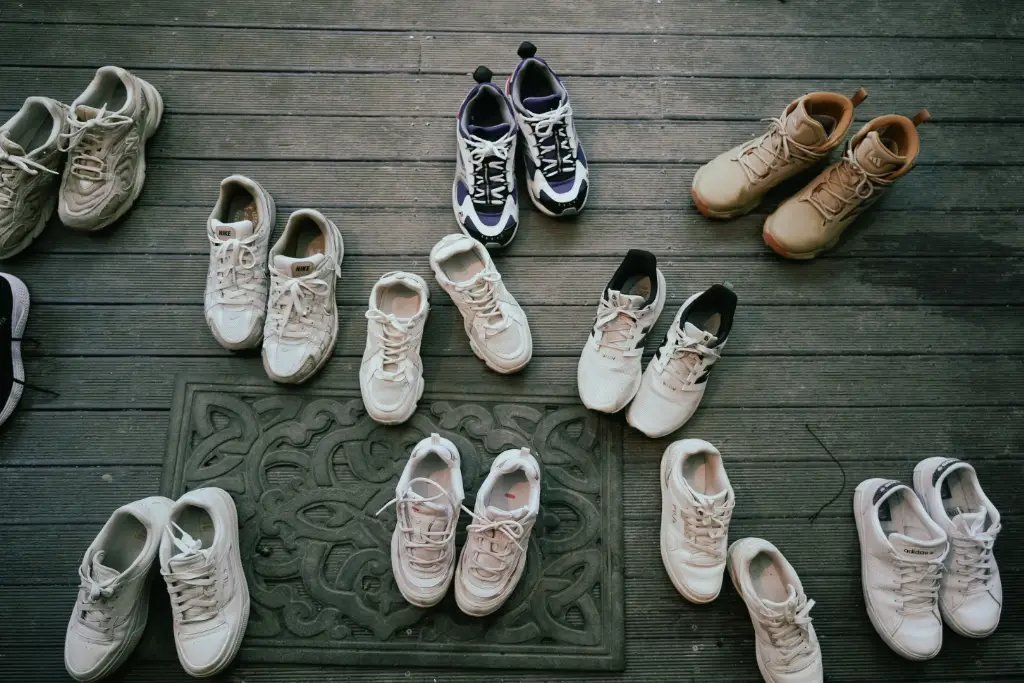 Demander à ses invités de se déchausse : laisser les chaussures à l'entrée ou à l'extérieur