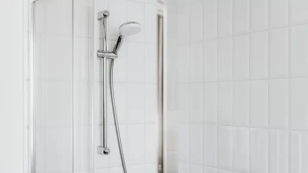 Joint de carrelage blanchi à la brosse à dents avec une pâte de bicarbonate.