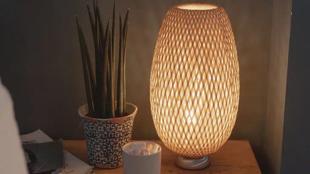 Lampe de chevet : lumens dans une chambre