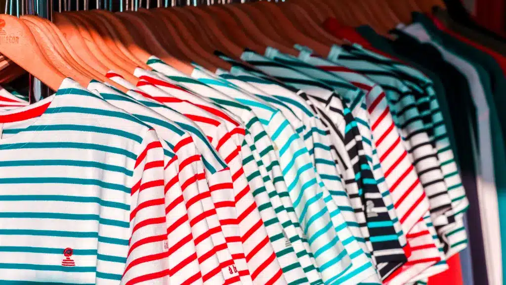 Tee shirts sur cintre sur une penderie